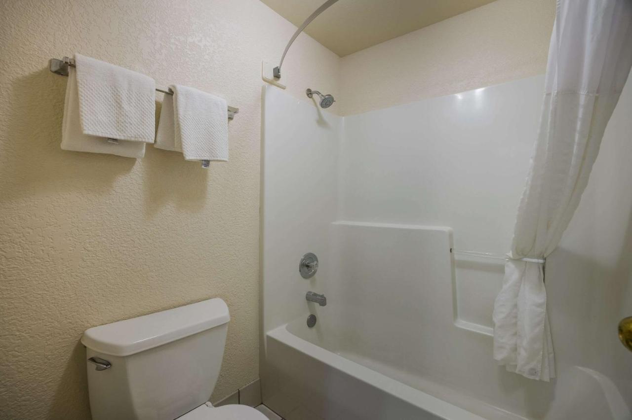 Suburban Studios Canon City Luaran gambar