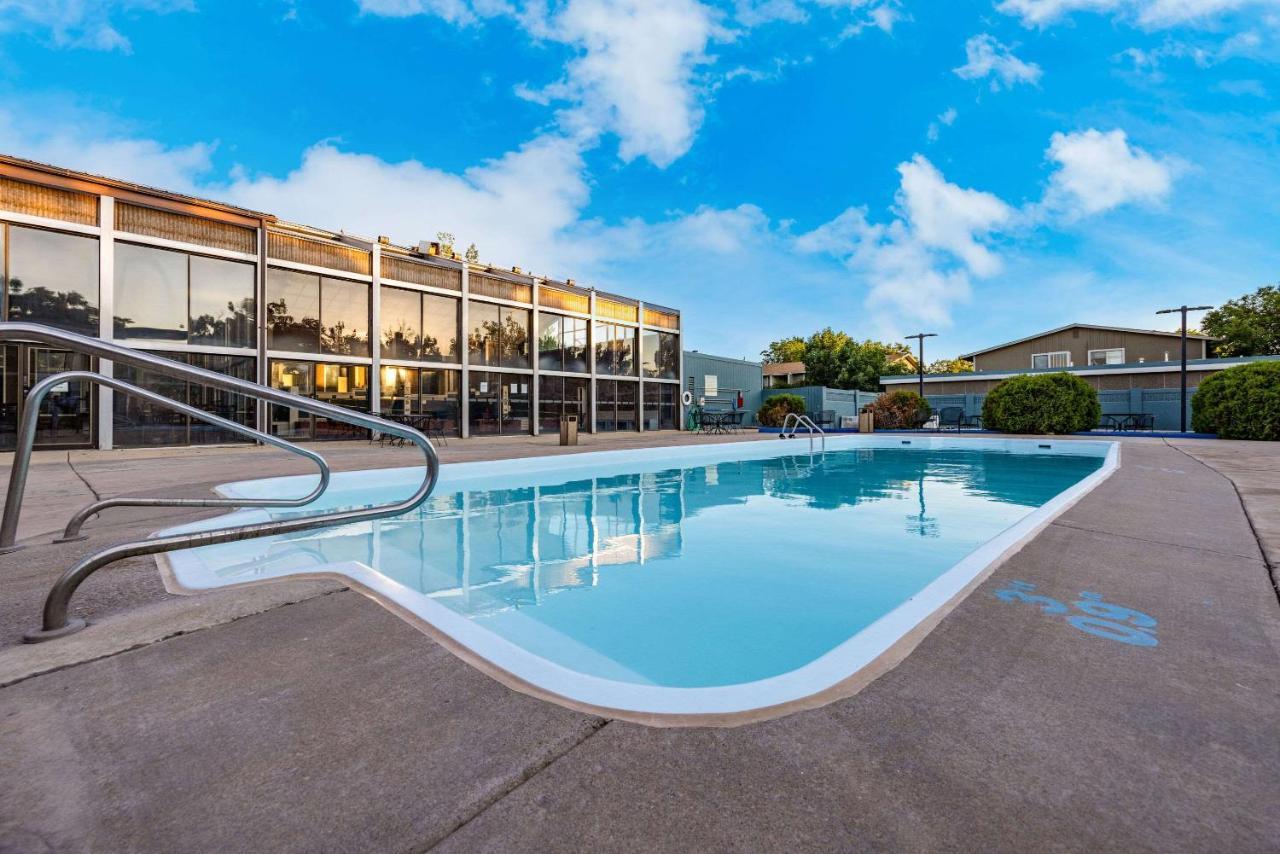 Suburban Studios Canon City Luaran gambar